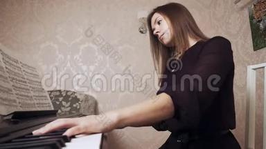 弹大<strong>钢琴</strong>的年轻女<strong>钢琴</strong>家